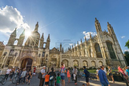 Foto de CAMBRIDGE, Reino Unido - 29 de agosto de 2016: Turista en la entrada del King 's College (iniciado en 1446 por Enrique VI). Edificios históricos - Imagen libre de derechos