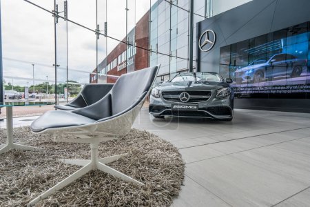Foto de MILTON KEYNES, INGLATERRA - 26 de julio de 2016. Modelo Mercedes Benz 2016 E Class Cabriolet mostrado en la oficina central de Mercedes-Benz - Imagen libre de derechos