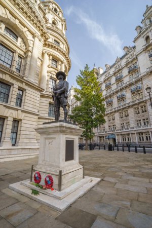 Foto de LONDRES, INGLATERRA - 12 DE NOVIEMBRE DE 2015. Estatua de un soldado Gurkha, monumento a los nepalíes que luchan por el ejército británico. Ministerio de Defensa, Westminster, Londres - Imagen libre de derechos