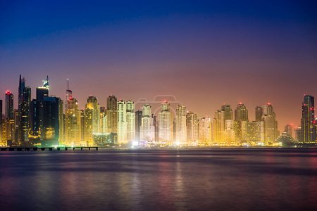 Téléchargez les photos : Gratte-ciel de la marina de Dubaï la nuit. UAE - en image libre de droit