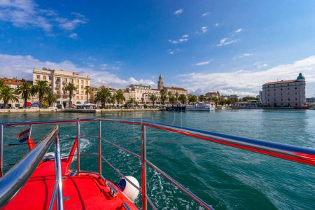 Téléchargez les photos : Split en Croatie à partir du bateau - en image libre de droit