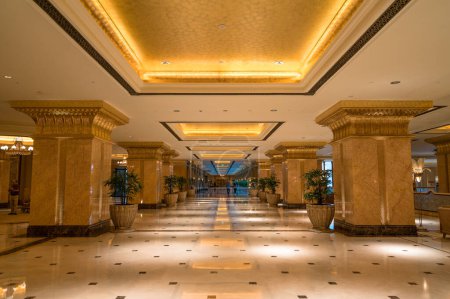 Téléchargez les photos : ABU DHABI, Émirats arabes unis - 22 MARS 2017 : Intérieur du palais des Émirats. Emirates Palace est un luxueux et le plus cher hôtel 7 étoiles conçu par le célèbre architecte John Elliott RIBA - en image libre de droit