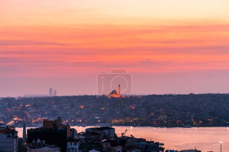 Téléchargez les photos : Mosquée Suleymaniye vue au coucher du soleil. Istanbul. Turquie - en image libre de droit