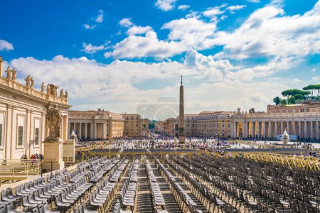 Téléchargez les photos : Place Saint-Pierre dans la Cité du Vatican avec chaises vides - en image libre de droit