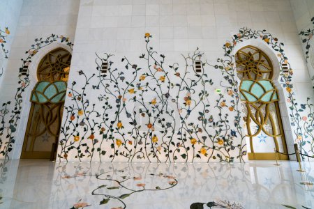 Téléchargez les photos : ABU DHABI, EAU - 20 MARS 2017 : Grande mosquée Cheikh Zayed à l'intérieur d'un mur floral, Abu Dhabi, EAU - en image libre de droit