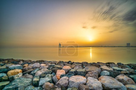 Foto de Dubai skyline al amanecer, Emiratos Árabes Unidos - Imagen libre de derechos