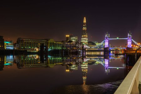 Foto de Famoso Tower Bridge por la noche con reflejos de luz, Londres, Inglaterra - Imagen libre de derechos