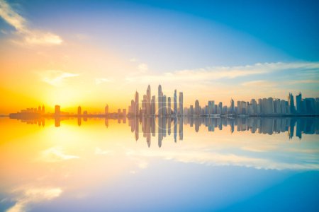 Téléchargez les photos : Panorama du lever du soleil de la marina de Dubaï avec réflexion, EAU - en image libre de droit