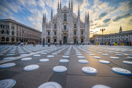 Foto de MILÁN, ITALIA - 2 DE OCTUBRE DE 2015: Milano - "En nombre de África" protesta del CEFA - personas preparándose para la protesta frente a la catedral del Duomo colocando 10.000 platos en el suelo - Imagen libre de derechos