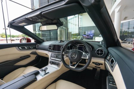 Foto de MILTON KEYNES, INGLATERRA - 26 de julio de 2016. Modelo de Mercedes Benz 2016 SL-Class Cabriolet mostrado en la oficina central de Mercedes-Benz - Imagen libre de derechos