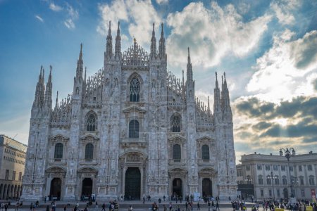 Téléchargez les photos : Cathédrale Duomo au lever du soleil à Milan. Italie - en image libre de droit