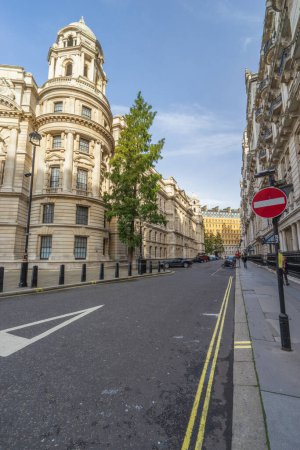 Téléchargez les photos : Londres, Angleterre-mars 2016 : Whitehall Court street architecture in London, vertical view - en image libre de droit