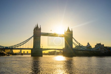 Foto de Tower Bridge al amanecer en Londres. Inglaterra - Imagen libre de derechos