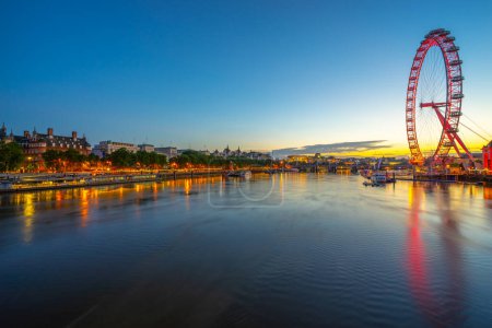 Téléchargez les photos : Londres, Angleterre - Octobre 2019 : Le London Eye sur la rive sud de la Tamise à l'aube - en image libre de droit