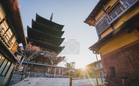 Foto de La pagoda de Yasaka es una pagoda de cinco pisos ubicada al oeste de las calles Ninen-zaka y San 'nen-zaka en Kyoto. - Imagen libre de derechos