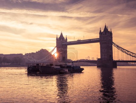 Foto de Tower Bridge al amanecer con efecto vintage - Imagen libre de derechos