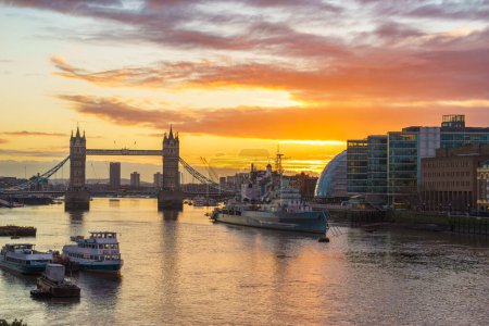 Foto de Panorama de Tower Bridge en Londres al amanecer - Imagen libre de derechos