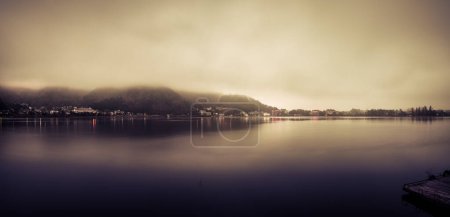 Téléchargez les photos : Panorama de la ville de Fujikawaguchiko près du lac Kawaguchi avec brume matinale. Japon - en image libre de droit