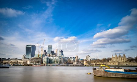 Téléchargez les photos : Gratte-ciel et grues dans le quartier financier de Londres. Angleterre - en image libre de droit