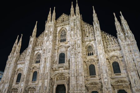Téléchargez les photos : Vue rapprochée de la cathédrale du Duomo la nuit à Milan. Italie - en image libre de droit