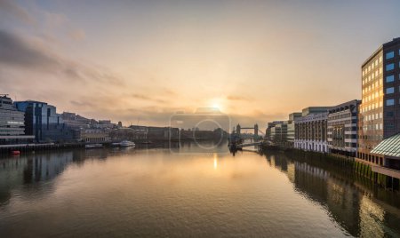 Foto de Río Támesis con vistas a Tower Bridge al amanecer en Londres. Inglaterra - Imagen libre de derechos
