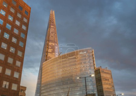 Foto de LONDRES, INGLATERRA 23 DE JUNIO DE 2016. Shard Hotel y Noticias Edificios del Reino Unido al atardecer - Imagen libre de derechos