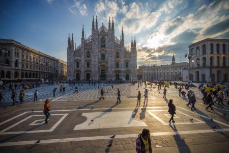 Téléchargez les photos : MILAN, ITALIE - 2 OCTOBRE 2015 : Milano - Manifestation "Au nom de l'Afrique" de la CEFA - les gens se préparent à la manifestation devant la cathédrale de Duomo en installant 10 000 plaques sur le sol - en image libre de droit