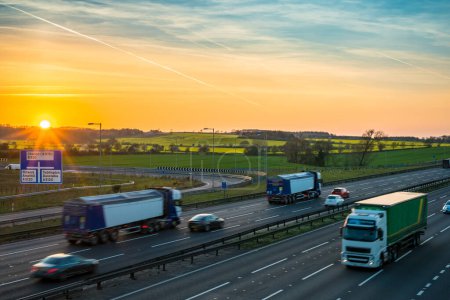Foto de Colorido atardecer en la autopista M1 cerca del cruce Flitwick con coches borrosos en Reino Unido - Imagen libre de derechos