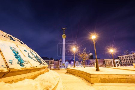 Téléchargez les photos : KIEV, UKRAINE-23 / 02 / 2018 : Monument de l'Indépendance sur la place de l'Indépendance de Maïdan à Kiev (Ukraine) - en image libre de droit