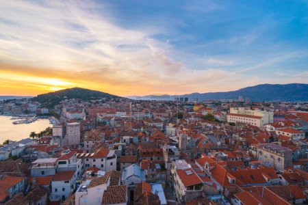 Téléchargez les photos : Vue aérienne de la vieille ville de Split au coucher du soleil, Dalmatie, Croatie - en image libre de droit