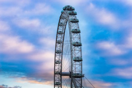 Téléchargez les photos : LONDRES, ROYAUME-UNI ; 18.04.17 : Vue rapprochée des capsules sur Coca Cola Millennium Wheel connues sous le nom de London Eye au lever du soleil - en image libre de droit