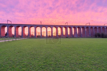 Viaducto ferroviario visto al amanecer cerca de Welwyn Garden City, Inglaterra