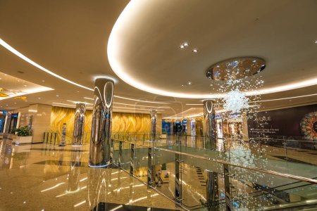 Téléchargez les photos : ABU DHABI, Émirats arabes unis - 18 mars 2017 : Centre commercial de luxe à l'intérieur des tours Etihad à Abu Dhabi. 18 mars 2017 à Abu Dhabi, Émirats arabes unis - en image libre de droit