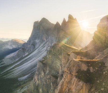Atemberaubender nebliger Sonnenaufgang des Seceda-Gipfels mit Sonnenaufgang. Trentino Südtirol, Dolomiten, Südtirol, Italien, Europa