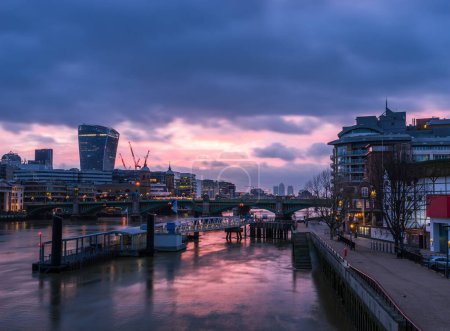 Südufer der Themse in London mit Blick auf die Southwark-Brücke bei Sonnenaufgang
