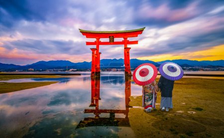 Foto de Puerta Torii flotante de en Miyajima, Hiroshima (letrero de la puerta lee Santuario Itsukushima) - Imagen libre de derechos