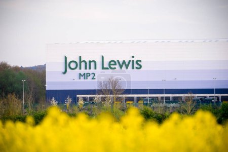 Téléchargez les photos : MILTON KEYNES, Royaume-Uni-4 JUILLET 2017 : L'entrepôt John Lewis vu à travers le champ de fleurs de colza - en image libre de droit