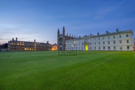 Téléchargez les photos : Chapelle du Kings College au crépuscule à Cambridge. Angleterre - en image libre de droit