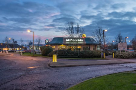 Foto de MILTON KEYNES, INGLATERRA - 22 de junio de 2016. Restaurante McDonald 's en Kingston, Milton Keynes. McDonald 's es una marca global y fuerza dominante en la venta minorista de comida rápida. - Imagen libre de derechos