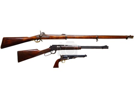 Foto de Armas clásicas americanas sobre fondo blanco: rifle de guerra civil, fusil y revólver Wild West - Imagen libre de derechos