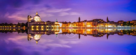 Téléchargez les photos : Beau panorama de Venise avec réflexion la nuit. Italie - en image libre de droit