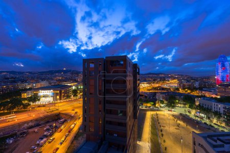 Foto de BARCELONA, ESPAÑA - 4 DE MAYO DE 2016. Barcelona por la noche con hermoso cielo azul y Torre agbar, Catalunya, España - Imagen libre de derechos