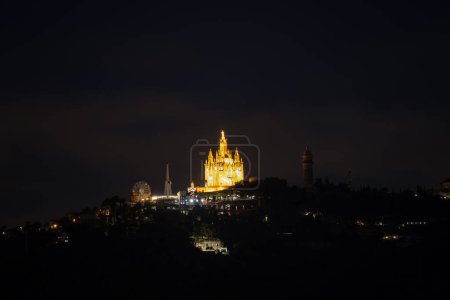 Téléchargez les photos : Eglise Tibidabo sur la montagne à Barcelone. Espagne - en image libre de droit