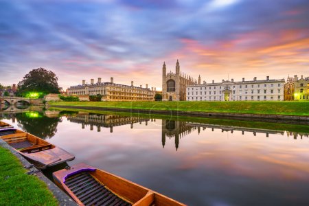 Téléchargez les photos : Clare & King's College avec un beau ciel au lever du soleil et du brouillard sur la rivière à came à Cambridge, Royaume-Uni - en image libre de droit