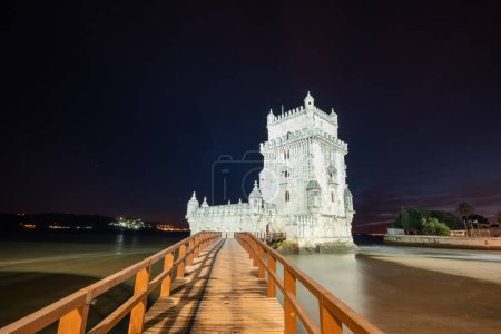 Téléchargez les photos : Tour Belem la nuit à Lisbonne, Portugal - en image libre de droit