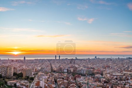 Panorama wschodu słońca Barcelony. Hiszpania