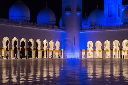 Foto de Mezquita Sheikh Zayed vista por la noche en Abu-Dhabi, EAU - Imagen libre de derechos