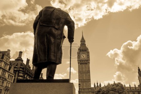 Téléchargez les photos : Statue de Big Ben et Winston Churchill au coucher du soleil, Londres - en image libre de droit