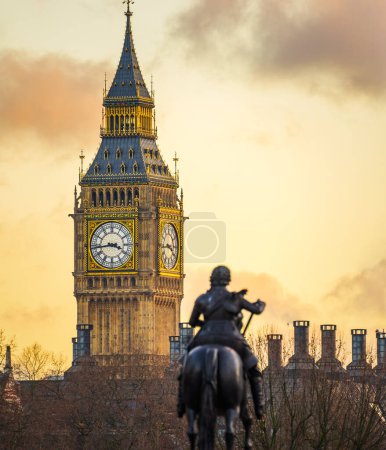 Téléchargez les photos : Big Ben vue de Trafalgar Square au coucher du soleil à Londres, Royaume-Uni - en image libre de droit