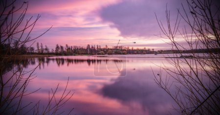 Foto de Salida del sol en el lago Willen en Milton Keynes, Inglaterra - Imagen libre de derechos